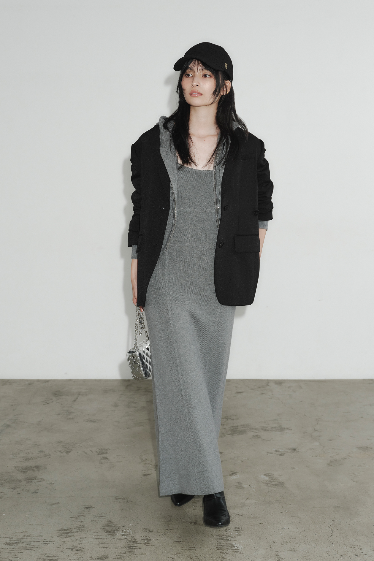 2WAY BIGジャケット・ジップパーカ&キャミワンピースセット・メタリックロゴキャップ・メタリックチェーンバッグを着用した女性の画像