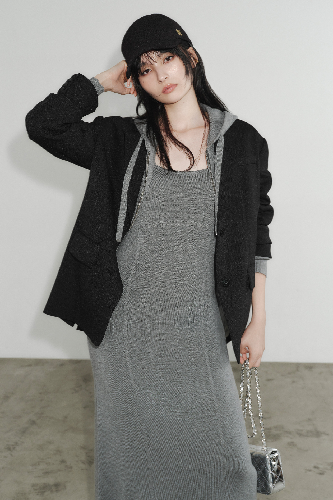 2WAY BIGジャケット・ジップパーカ&キャミワンピースセット・メタリックロゴキャップ・メタリックチェーンバッグ・キトゥンヒールロングブーツを着用した女性の画像