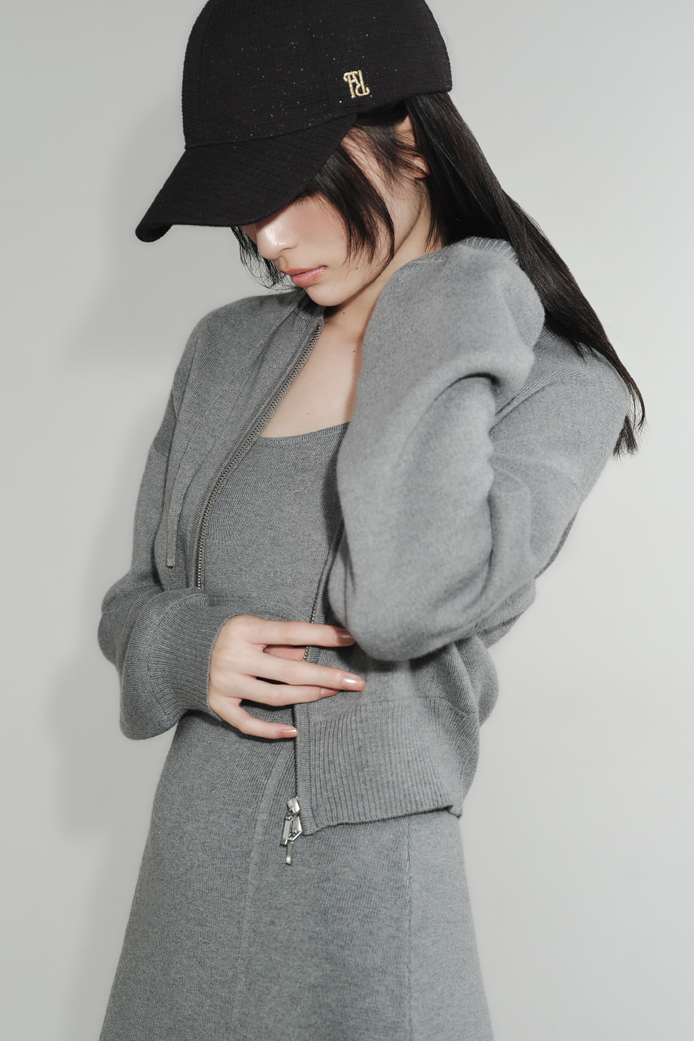 2WAY BIGジャケット・ジップパーカ&キャミワンピースセット・メタリックロゴキャップを着用した女性の画像