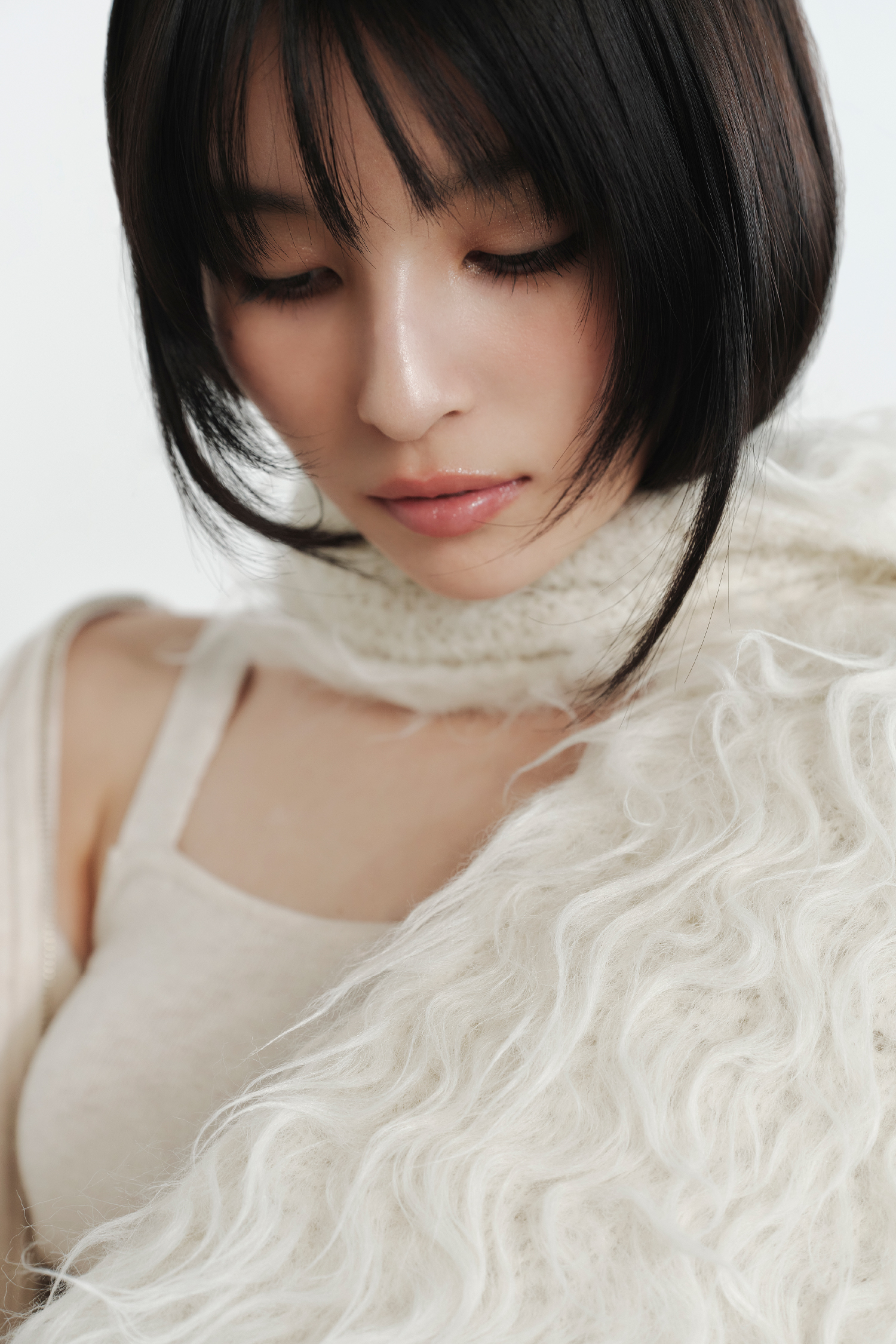 ジップパーカ&キャミワンピースセット・ブラッシュシャギーニットマフラーを着用した女性の画像