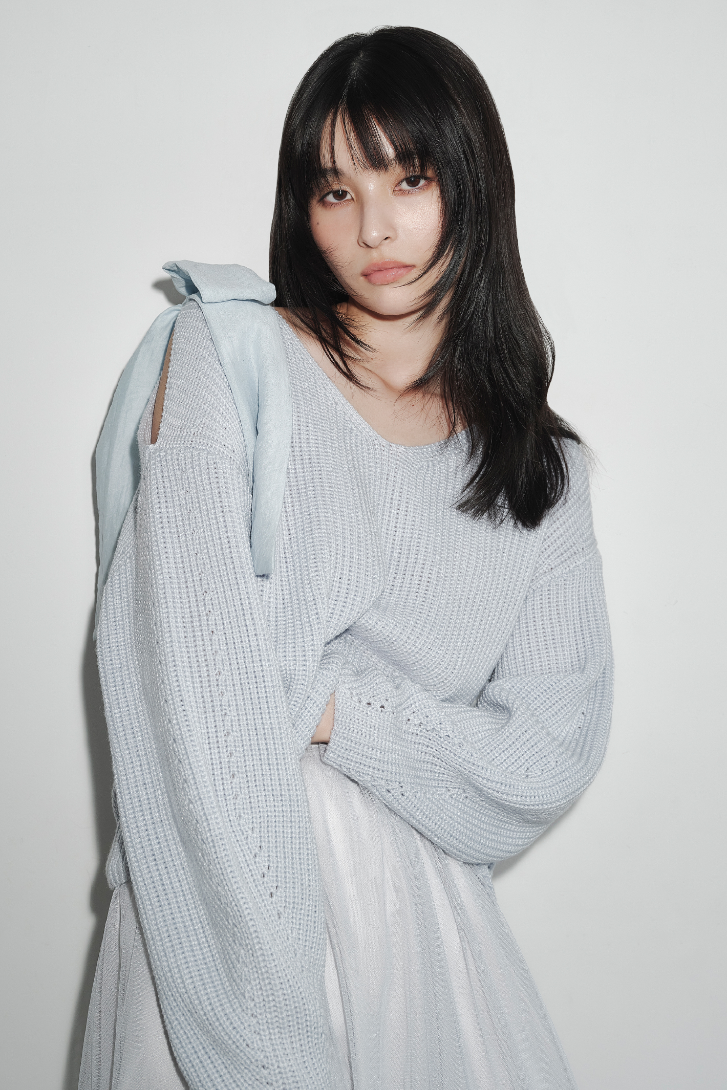 リボンニットプル＆チュールスカートセットを着用した女性の画像