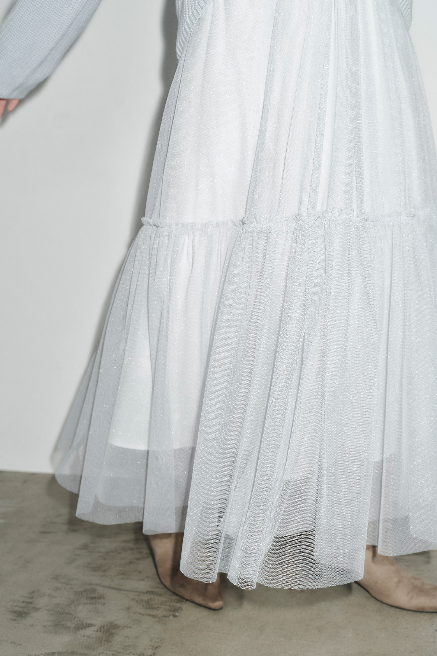 リボンニットプル＆チュールスカートセットを着用した女性の足元の画像