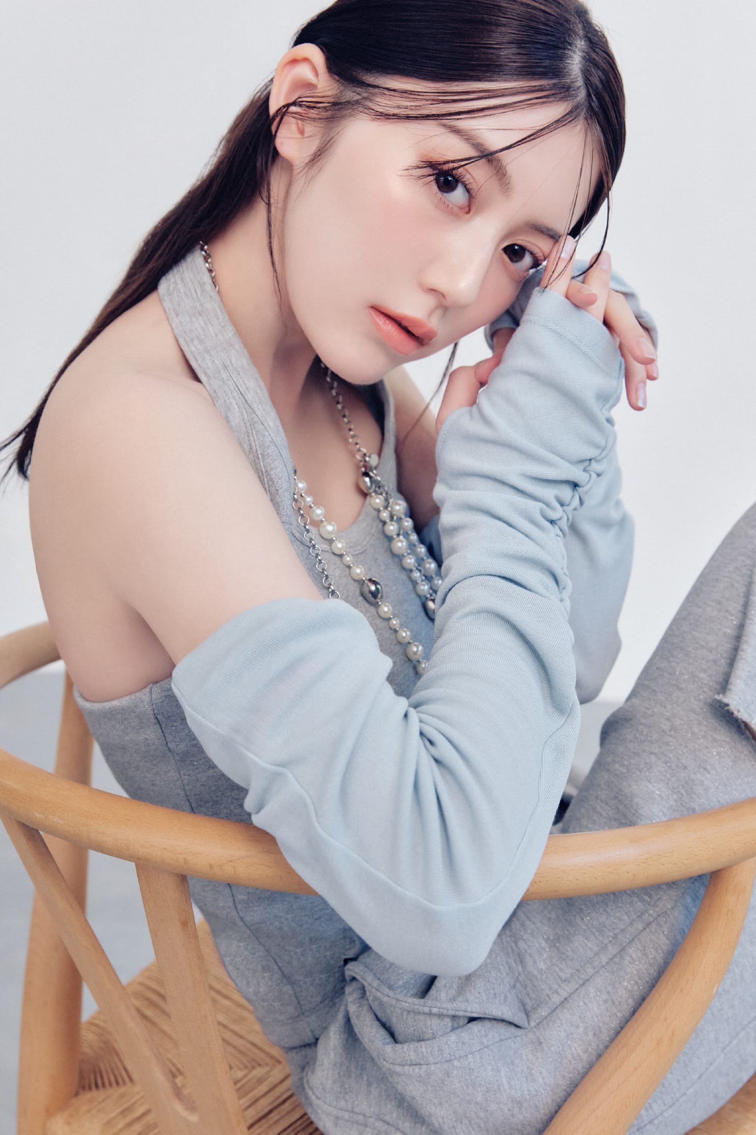 Tops Pants Belt Shoesを着用したモデル