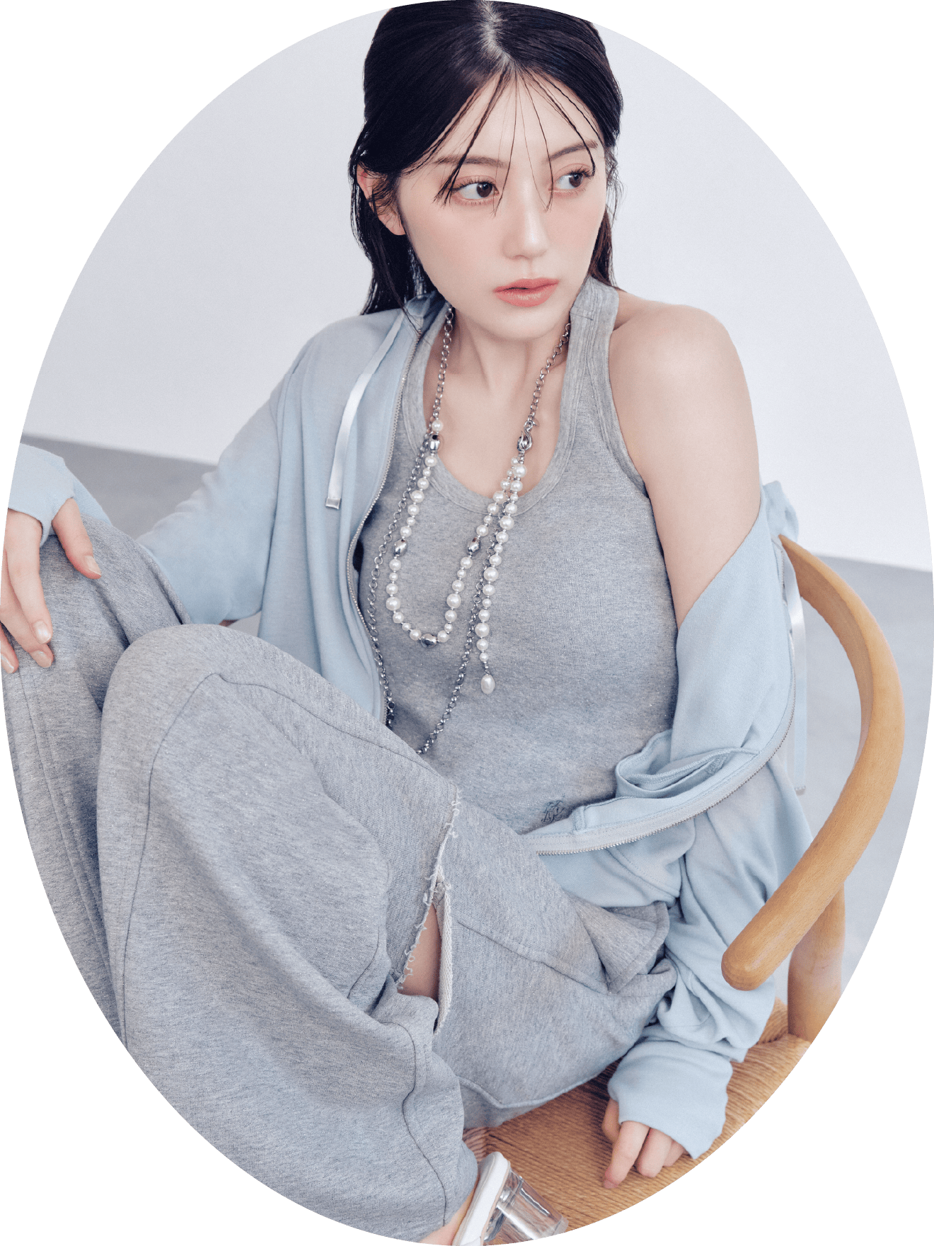 Tops Pants Belt Shoesを着用したモデル