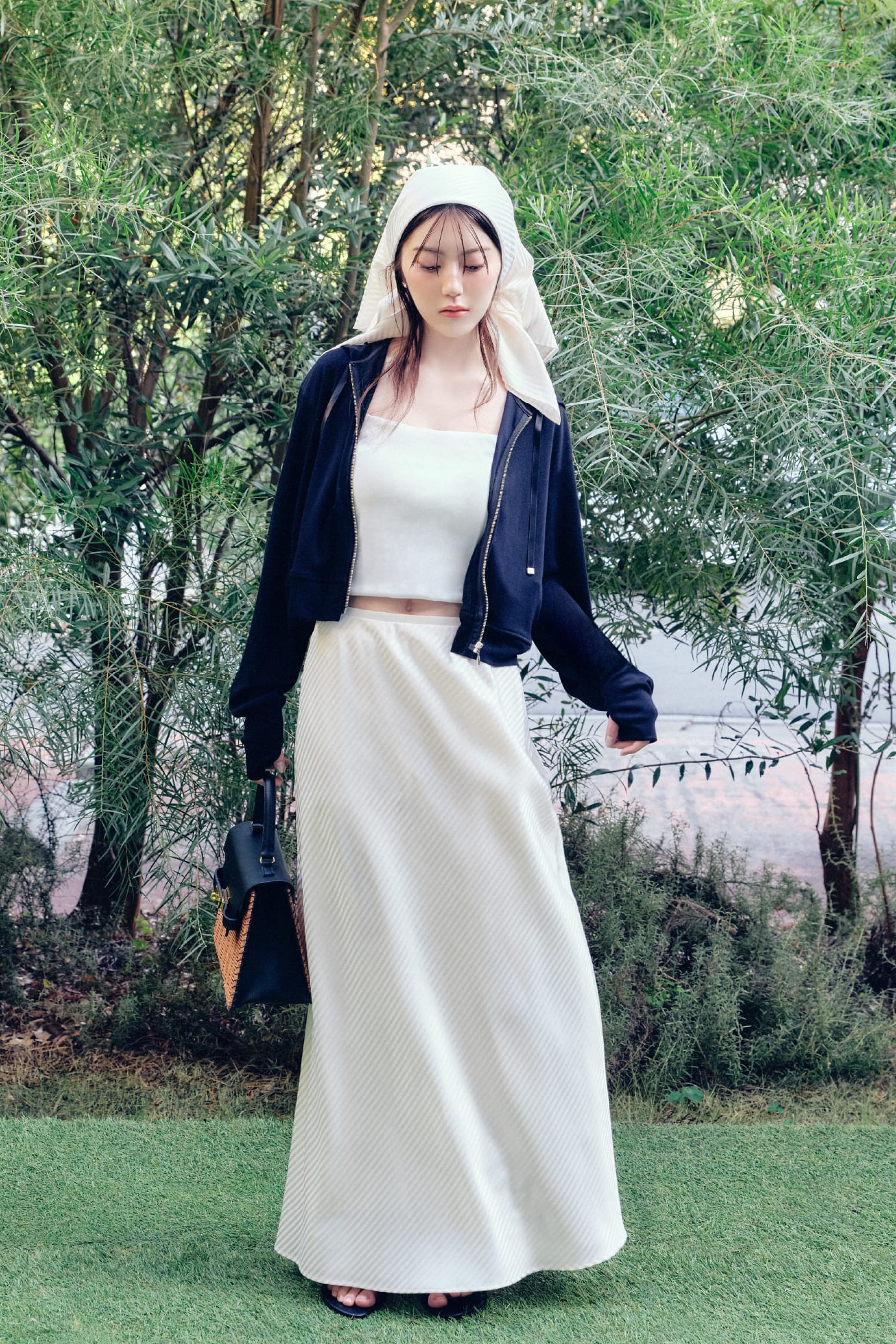 Camisole Skirt Bag Shoesを着用したモデル