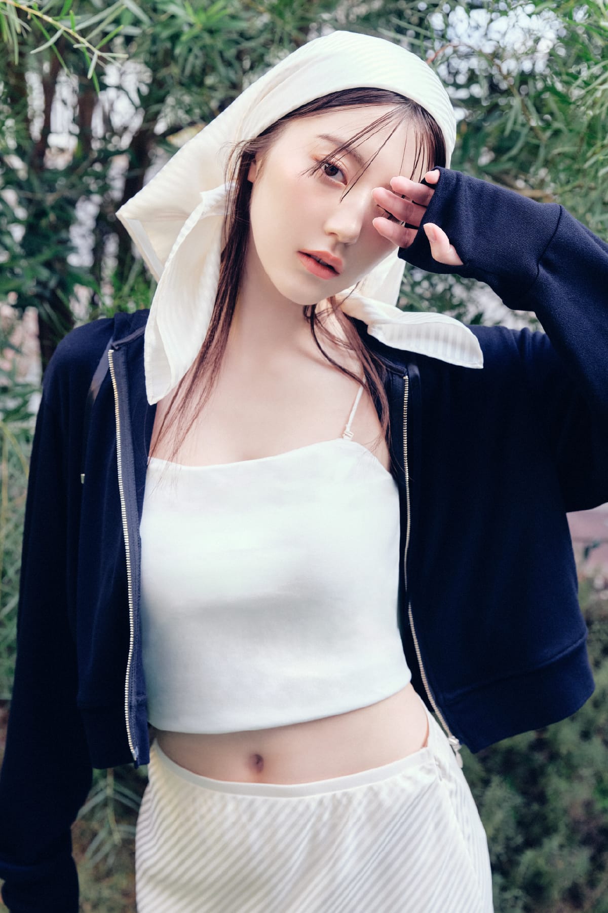 Camisole Skirt Bag Shoesを着用したモデル