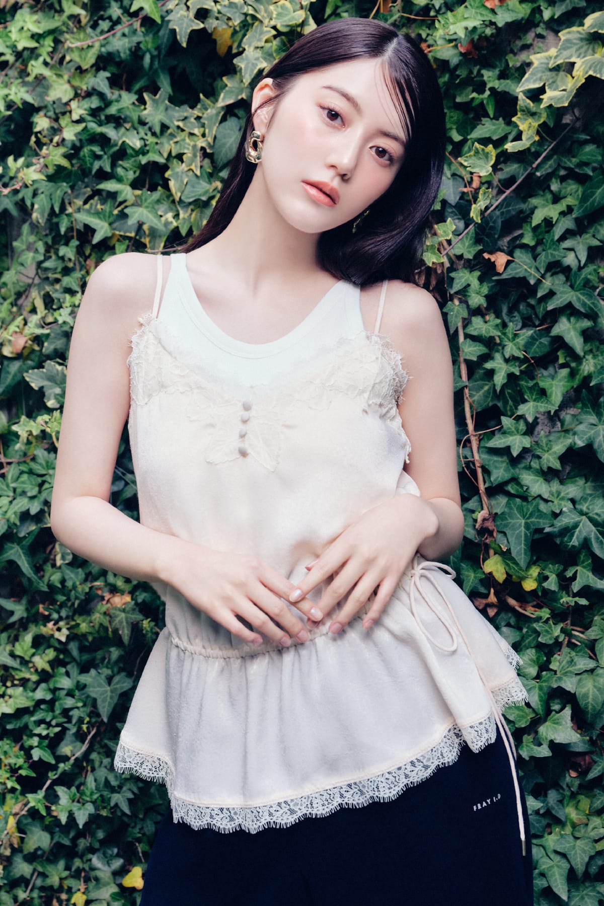 Blouse Tank top Pierced earrings Bag Shoesを着用したモデル