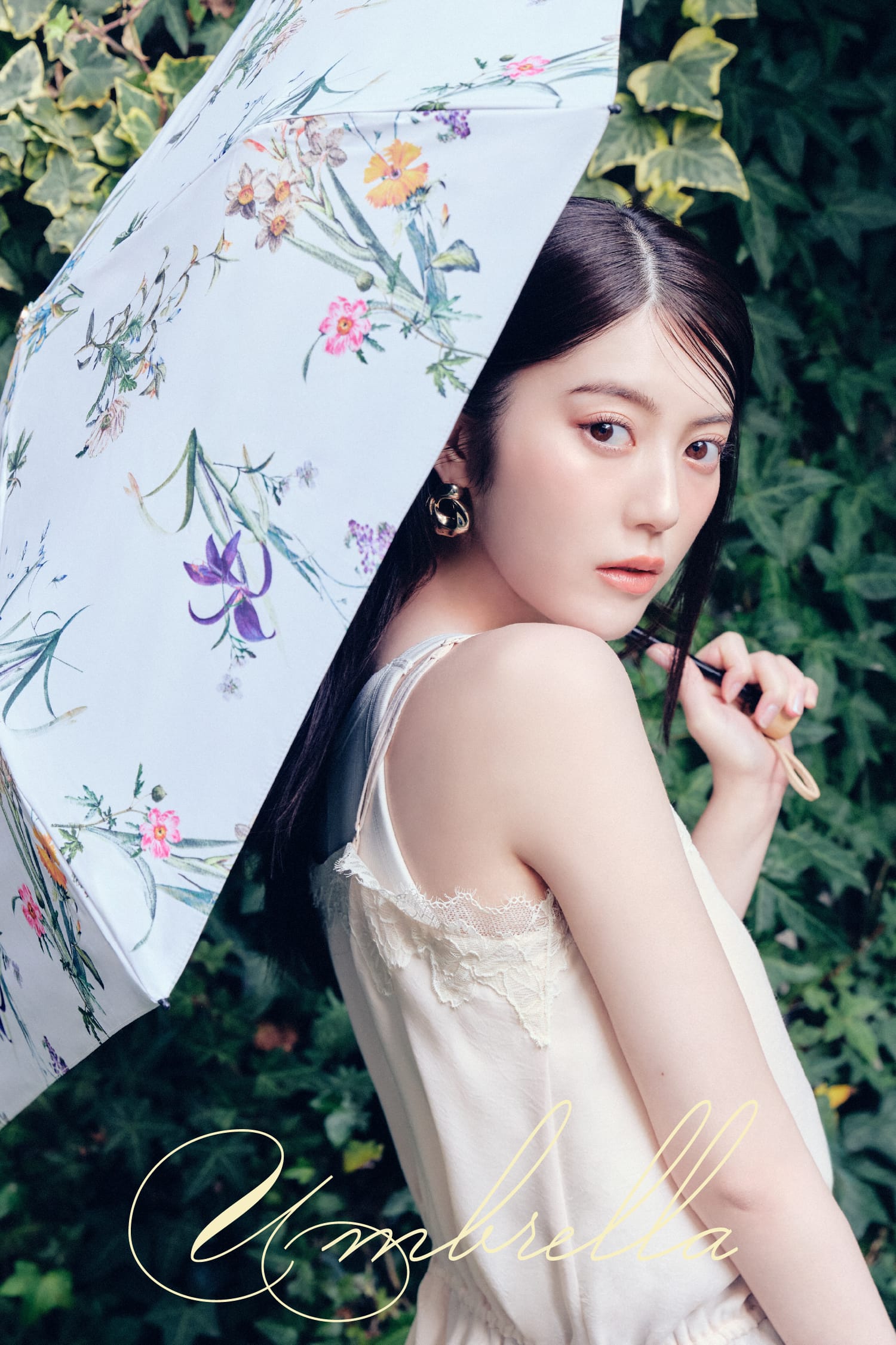 Umbrella Blouse Tank top Pierced earringsを着用したモデル