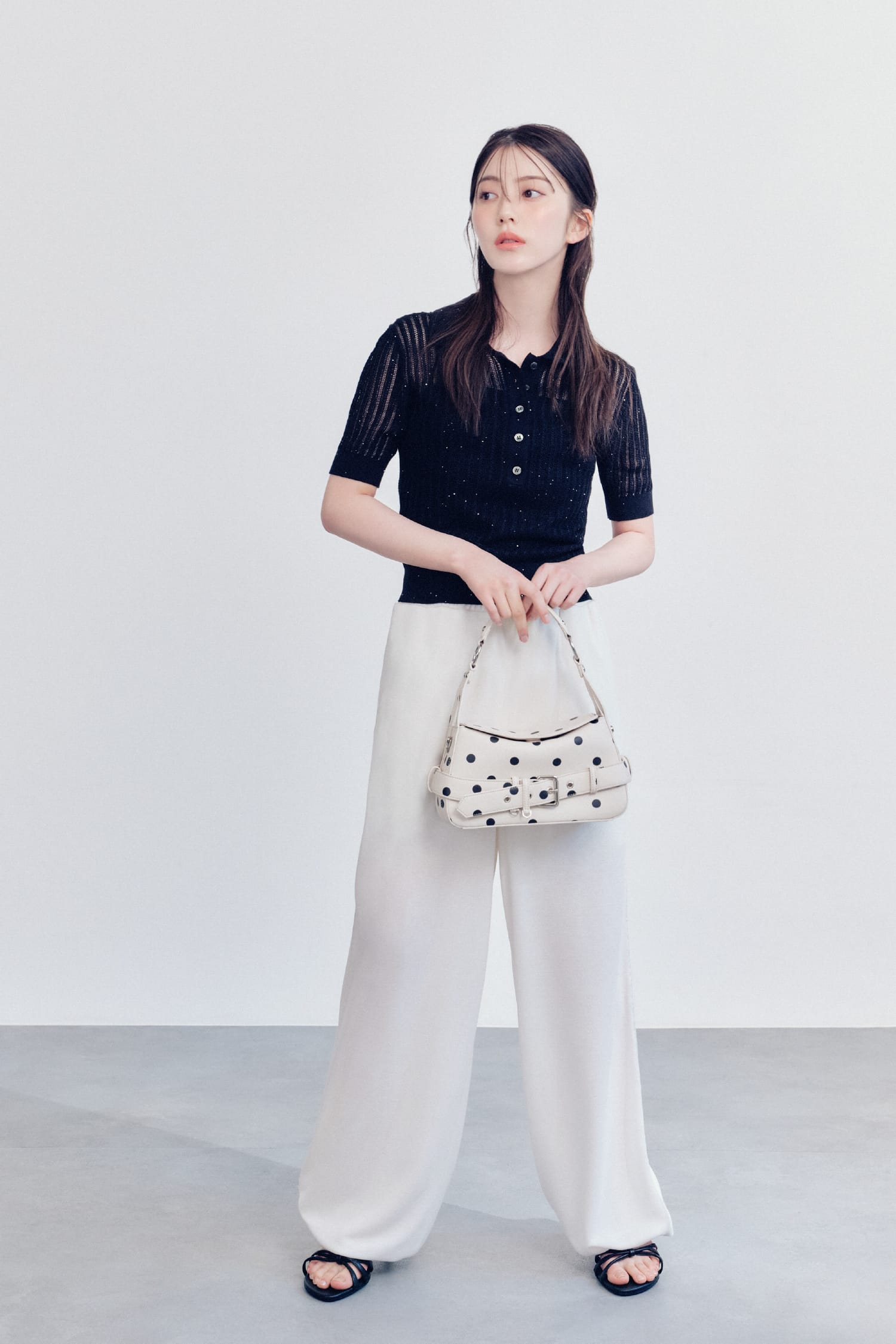 Tops Pants Belt Shoesを着用したモデル