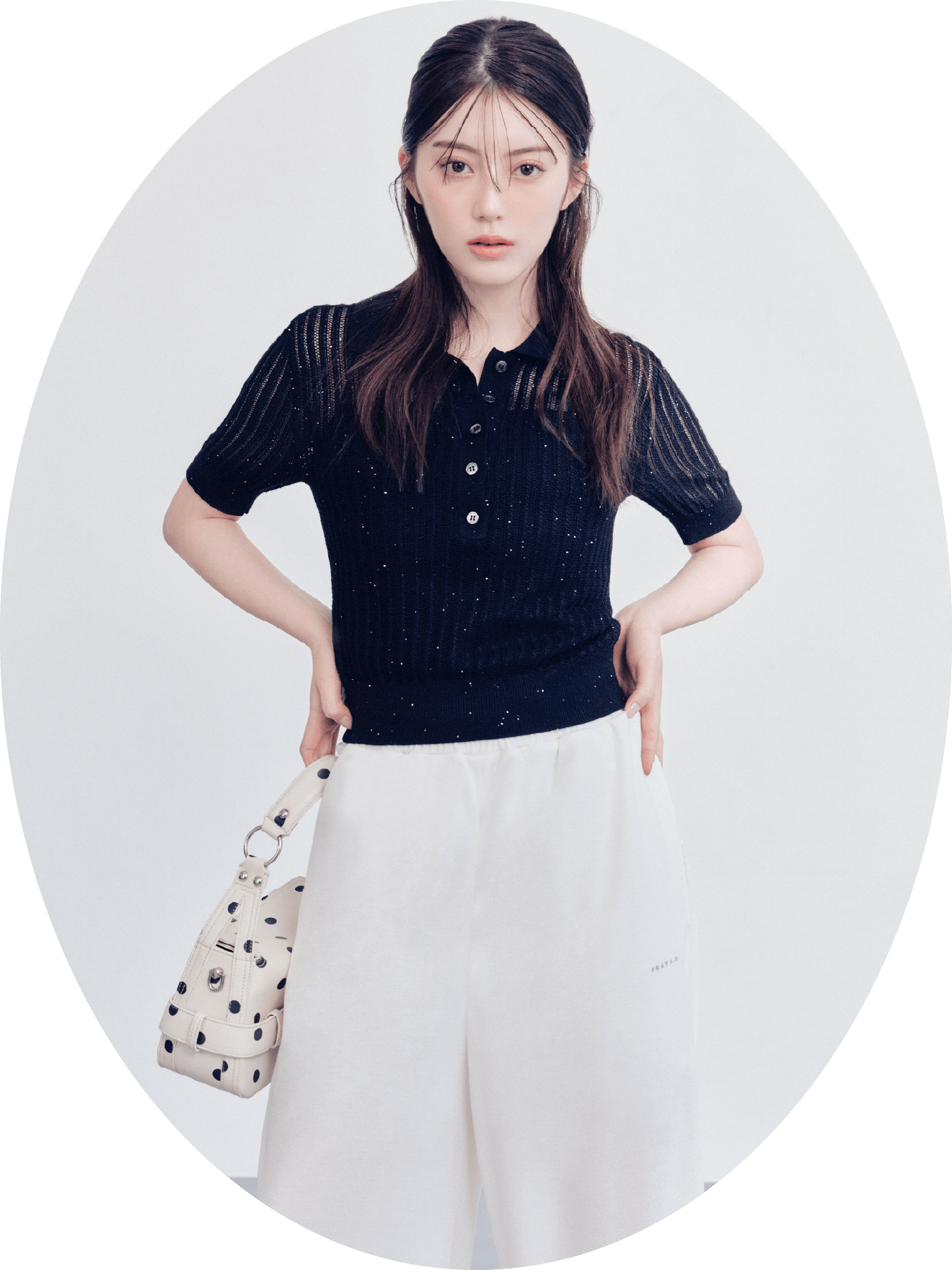 Tops Pants Belt Shoesを着用したモデル