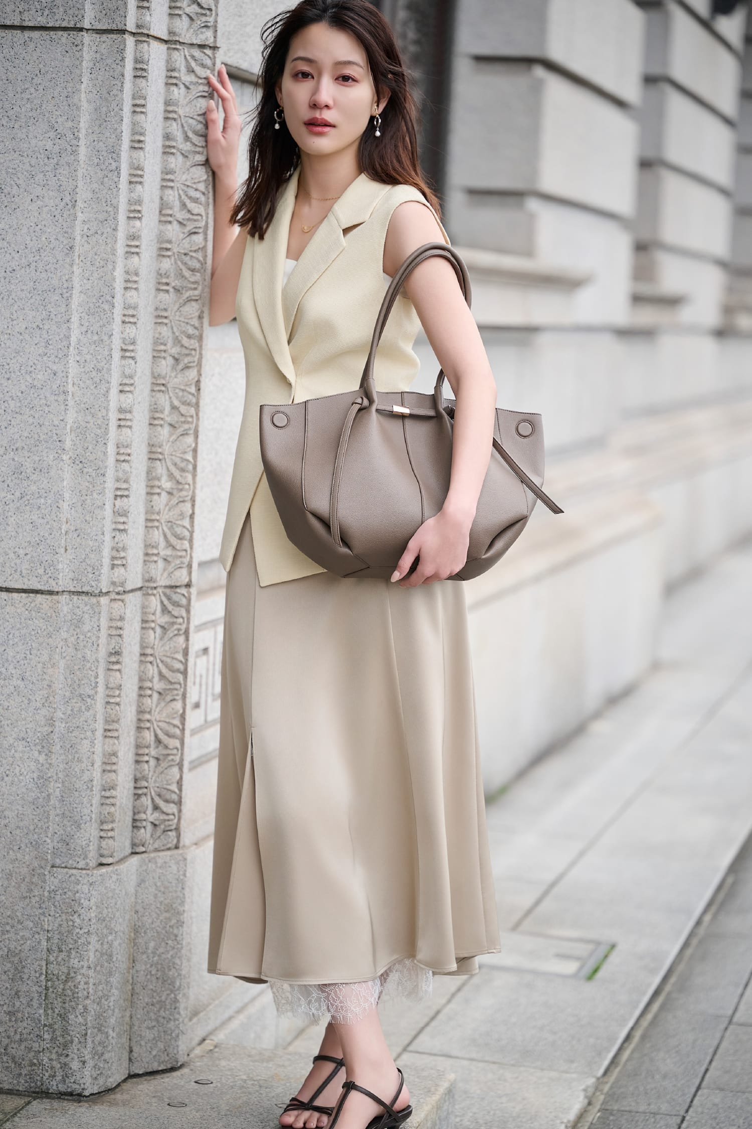 ベージュのジャケットとパンツを着用した女性