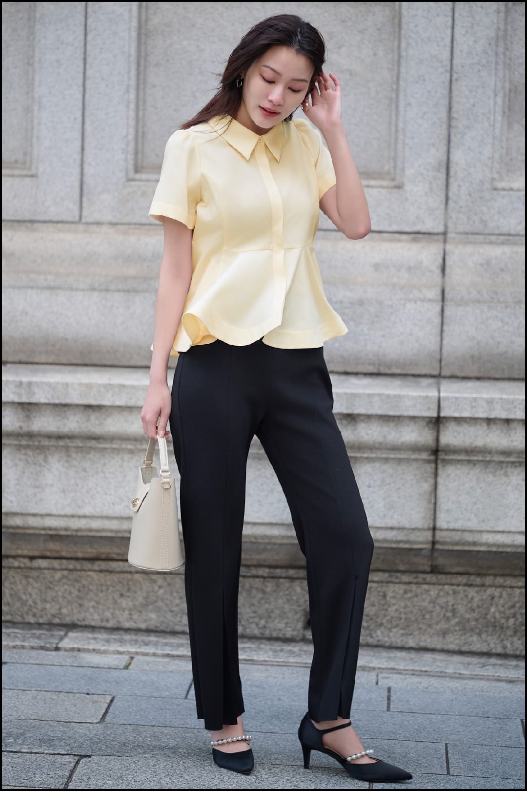 黄色のシャツを着用している女性