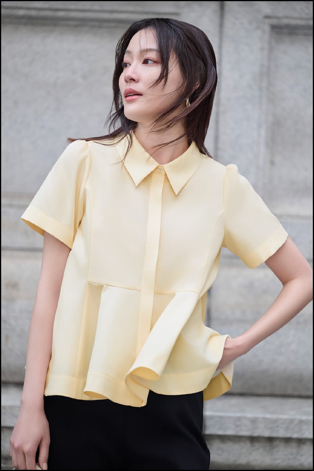 黄色のシャツを着用している女性