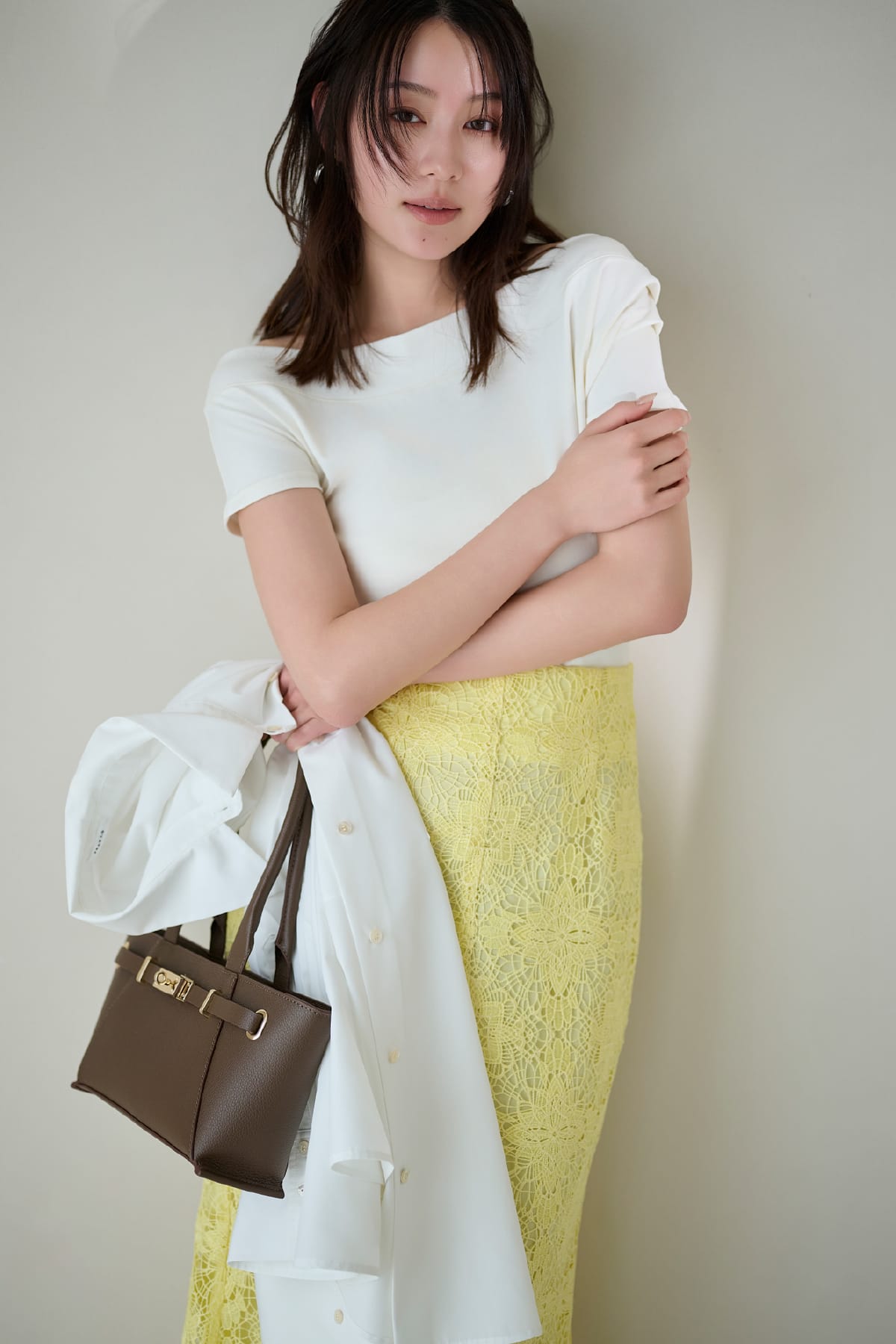 白のシャツに黄色のスカートを着用している女性