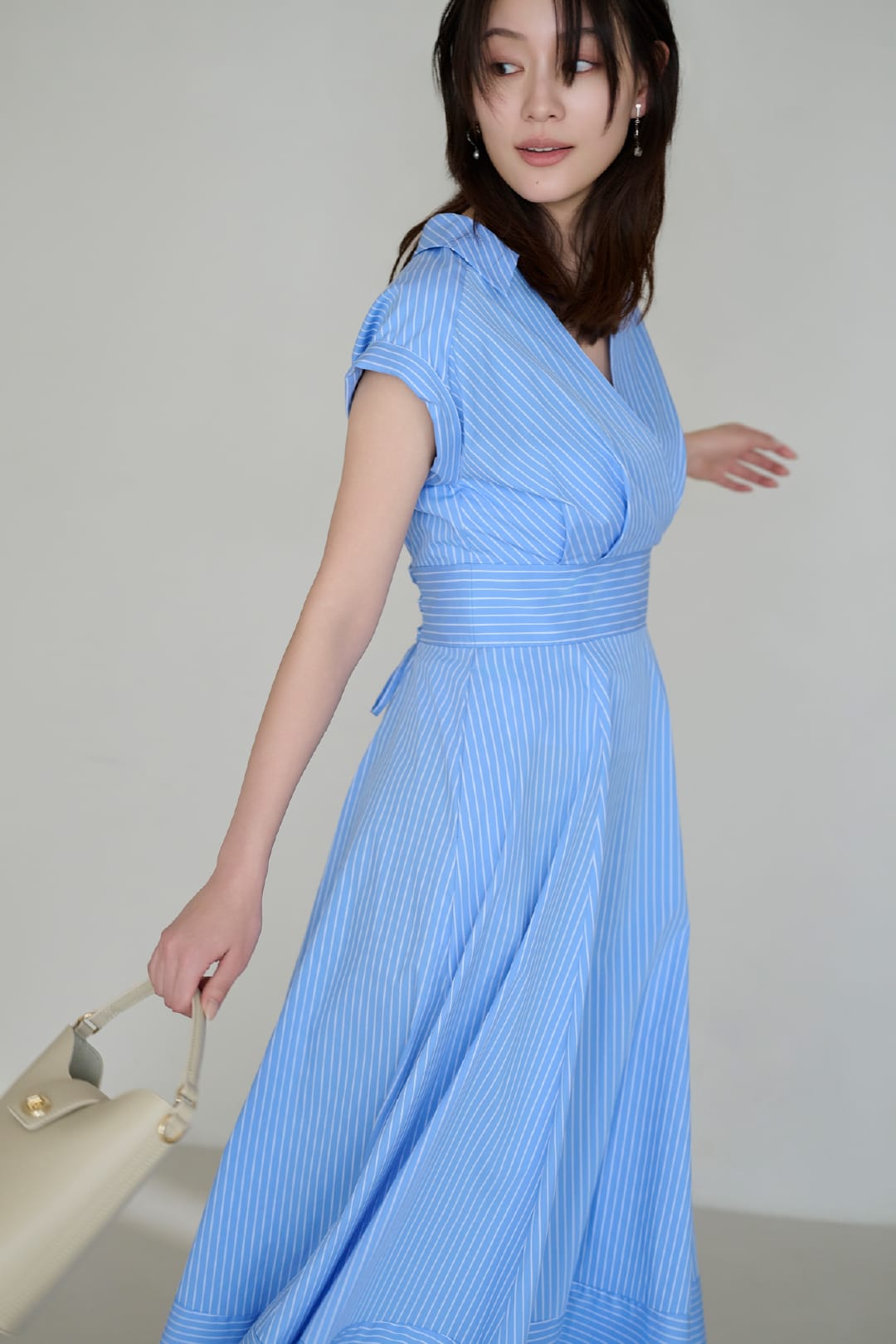 水色のワンピースを着用している女性