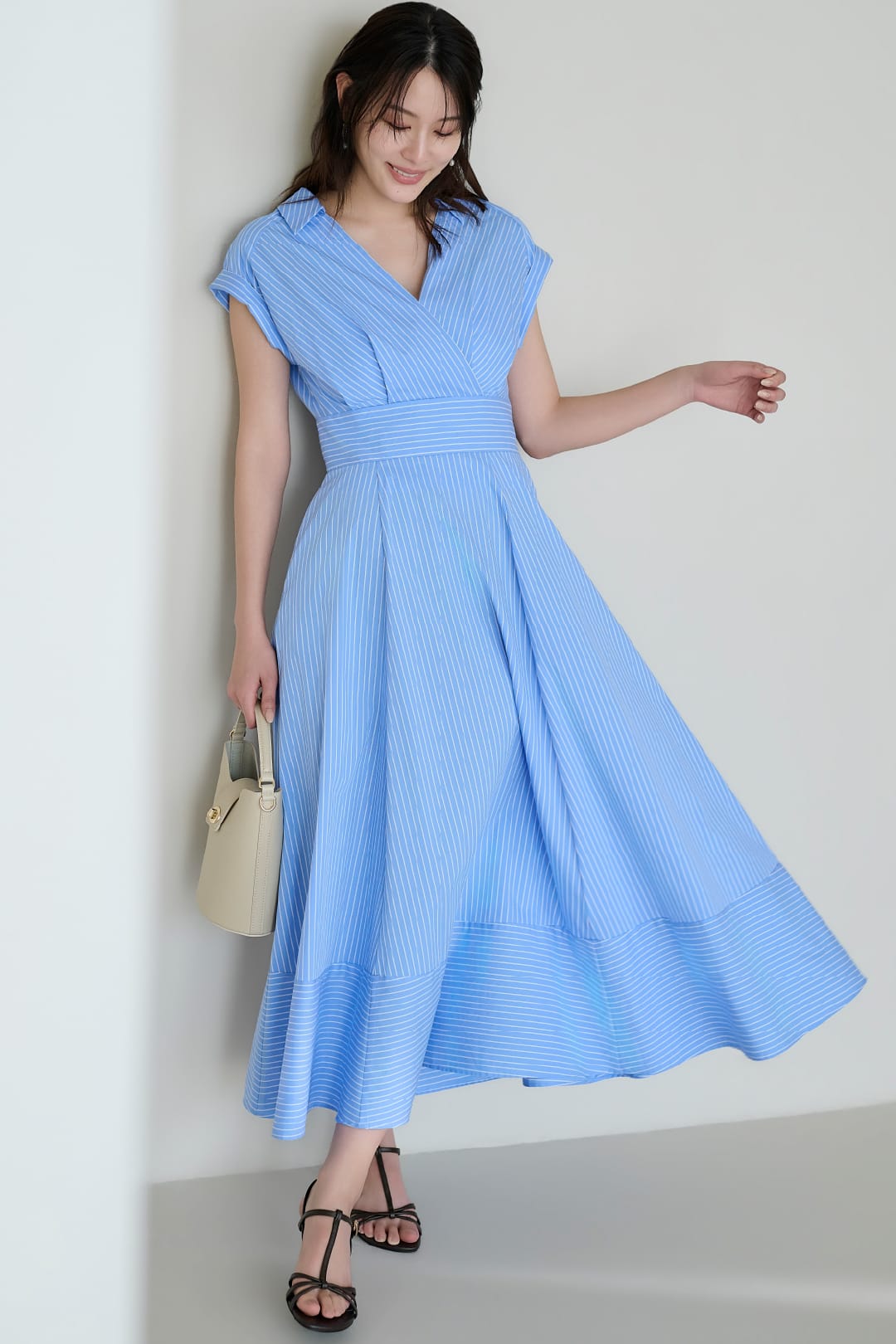 水色のワンピースを着用している女性