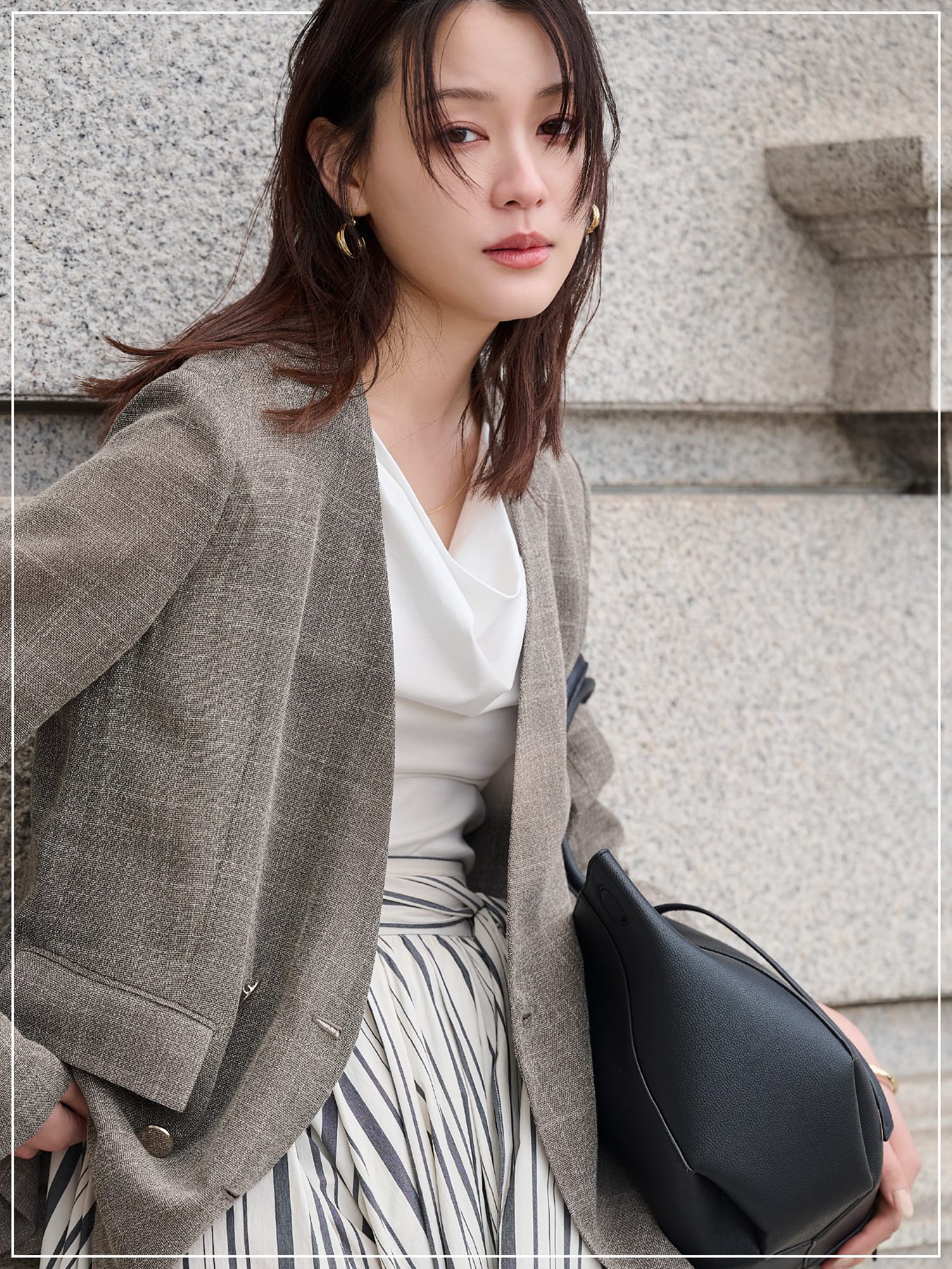 茶色のジャケットを身につけた女性