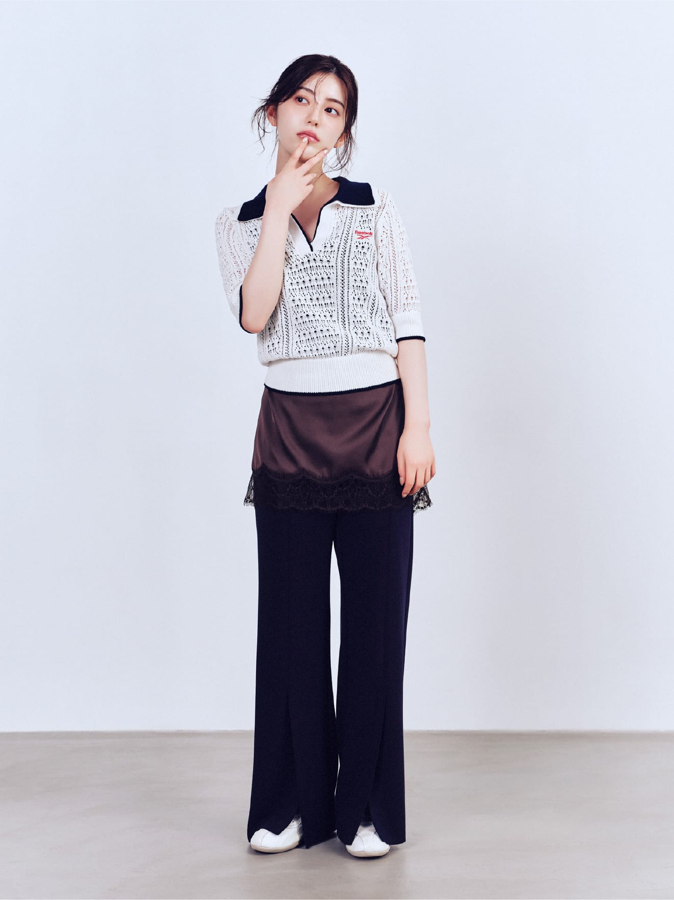 白のトップス・黒のパンツを着用している女性