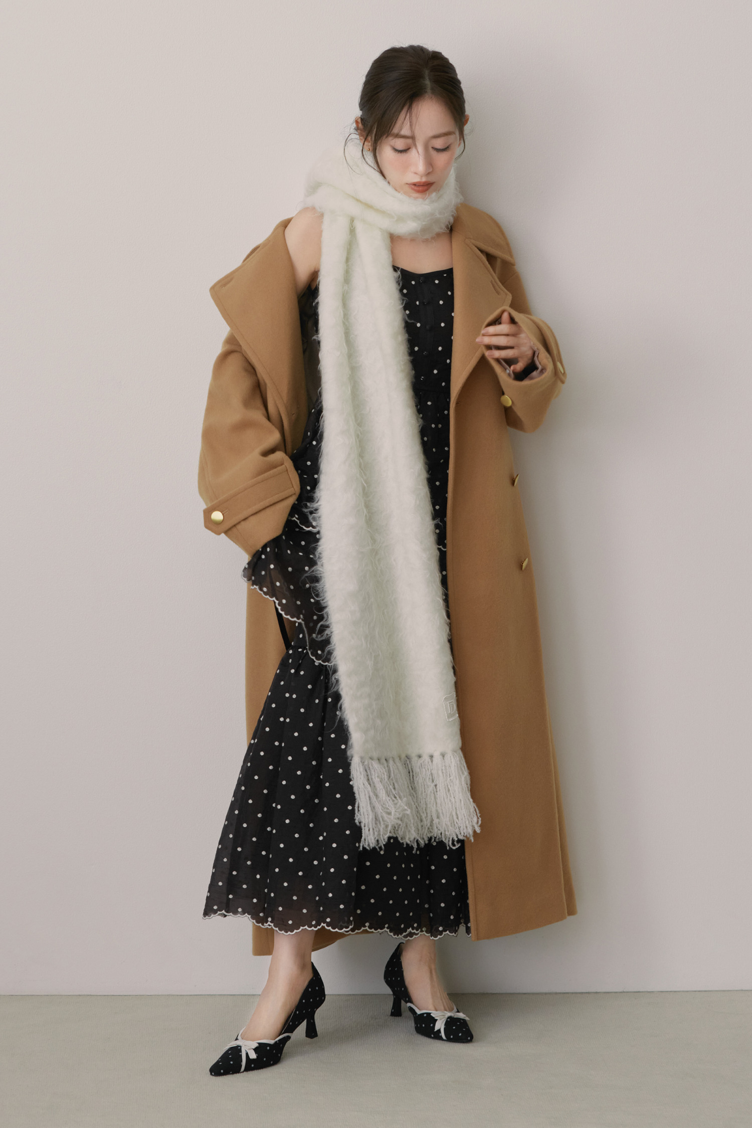Coat と Dress の着用カット 1枚目