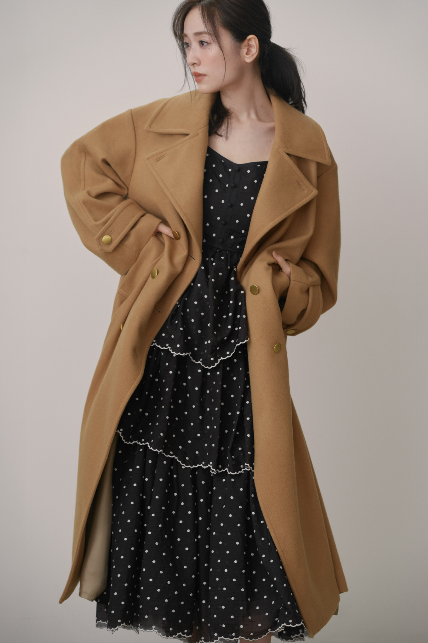 Coat と Dress の着用カット 2枚目