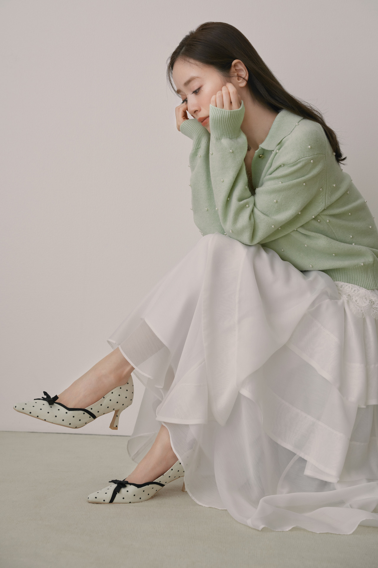 Knit tops と Skirt の着用カット 1枚目
