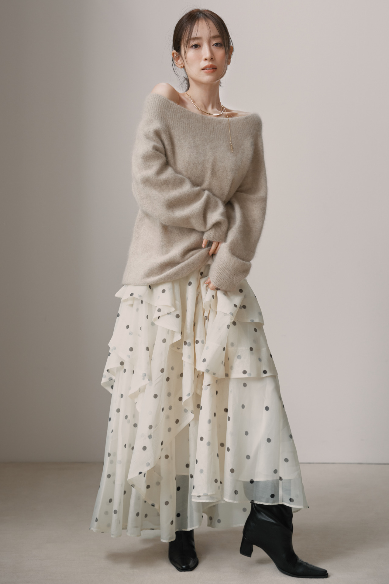 Knit tops と Skirt の着用カット 1枚目