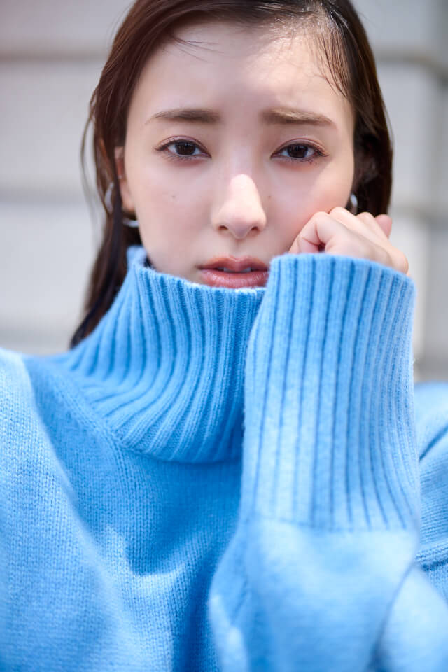 青のカシミヤニットを着た女性のアップ画像