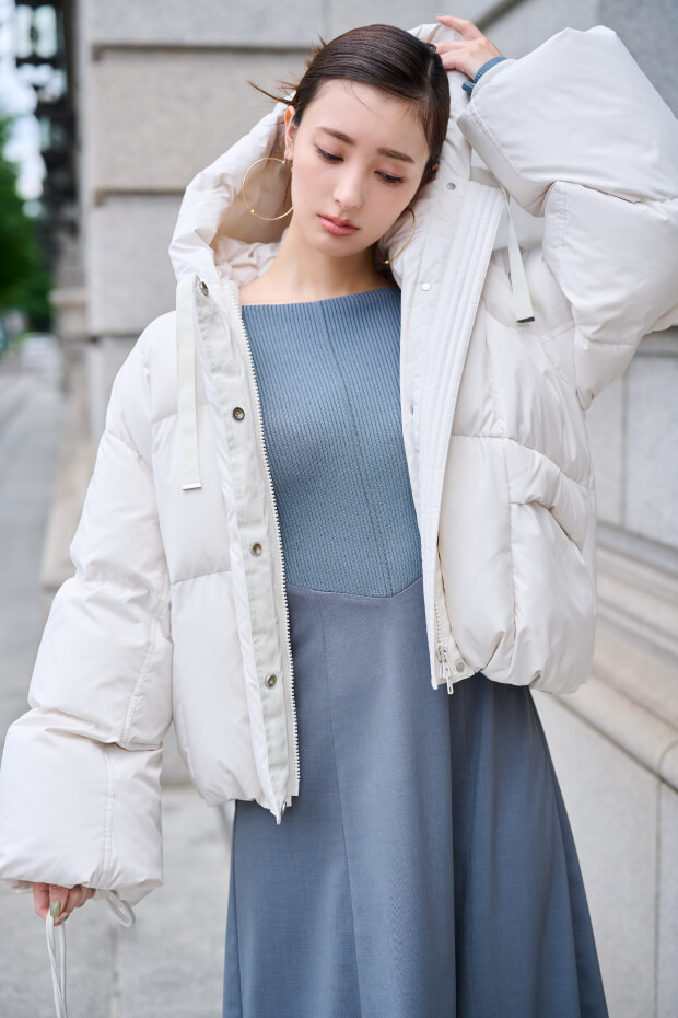 水色のドレス・白のアウターを着た女性のアップ画像