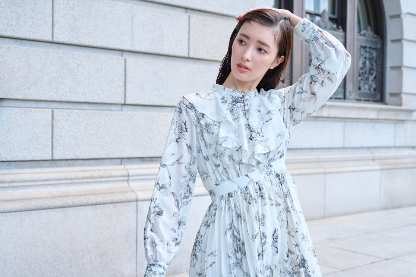 花柄ドレスを着た女性