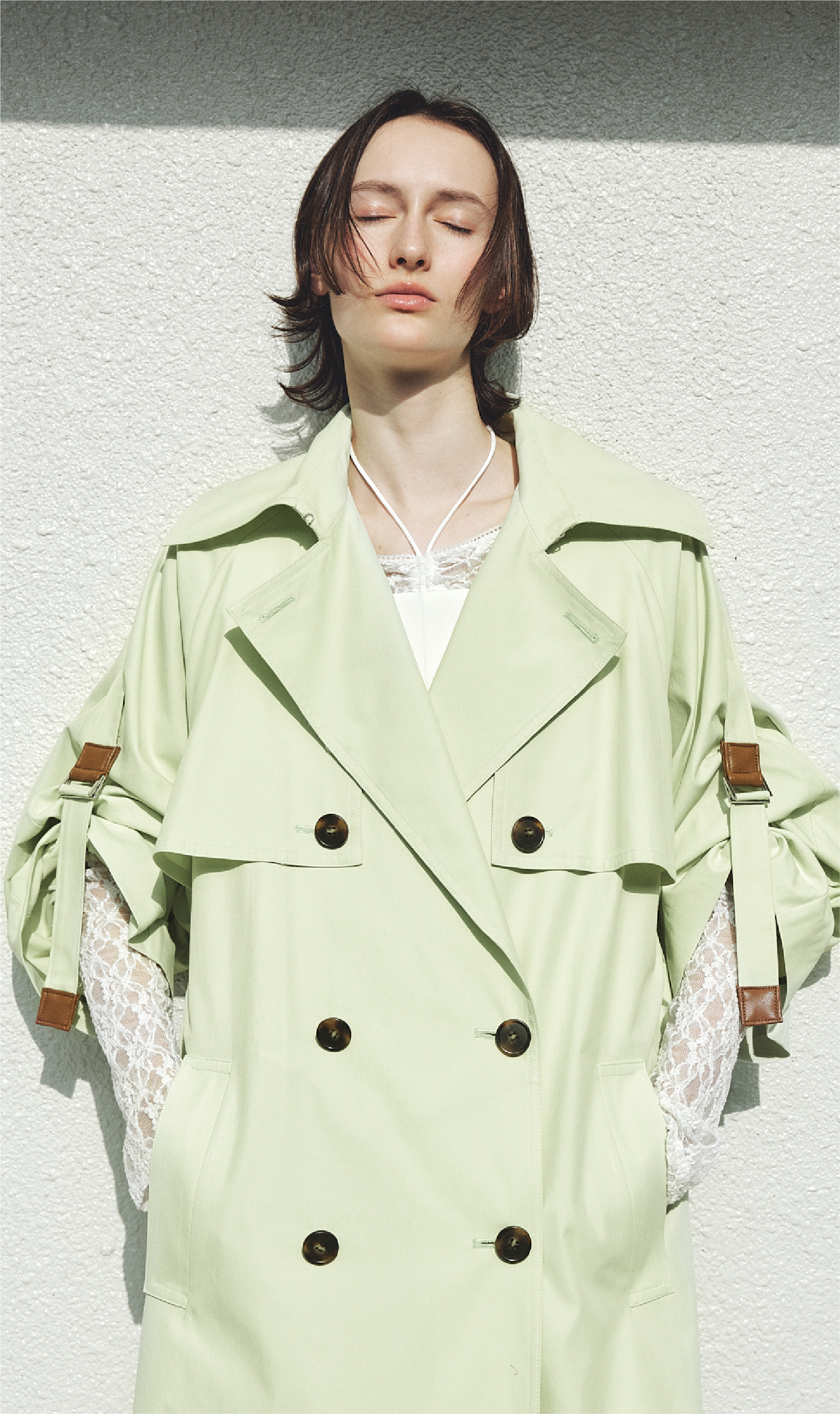 シャンブレーツイルロングトレンチコート／撥水・ドロストギャザーレーストップス・リトルドレスを着用した女性の画像